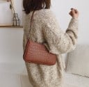 Sac à main pour femme avec motif en peau de crocodile Courroie courte avec boucle Fermeture éclair Cuir PU et polyester 23 x 15 x 3,5 cm 2