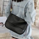 Sac à main pour femme avec rabat Large bandoulière Ferrures métalliques au niveau de l'attache Cuir synthétique doux Style simple et élégant 1