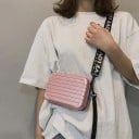 Sac à main pour femme en bandoulière Coque rigide en forme de mini valise Rainures horizontales Surface brillante Zip en haut Sangle imprimée 8