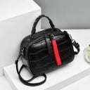 Sac à main pour femme en bandoulière Embossage crocodile Anse avec clous métalliques Double zip Ceinture décorative rouge Cuir synthétique 2