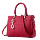 Sac à main pour femme en simili cuir à porter à la main ou à l'épaule Motif matelassé en carrés Pendentif décoratif avec des perles 6