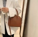 Sac à main pour femme en simili cuir à porter à la main ou en bandoulière Forme arrondie Ansures courtes Longue sangle de portée Fermeture 8