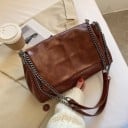 Sac à main pour femme en simili cuir avec rabat Bandoulière en chaînes métalliques et large sangle Surface effet vintage 31 x 20 x 13 cm 2