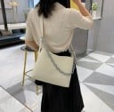 Sac à main pour femme en simili cuir avec une chaîne en argent massif et une large bandoulière. Forme douce et spacieuse 31 x 24 x 10 cm 5