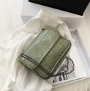 Sac à main pour femmes avec rabat 23 x 18 x 8 cm Motif gaufré en cuir de serpent Bandoulière en chaîne métallique foncée Forme compacte 3