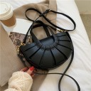 Sac à main pour femmes en forme de croissant en simili cuir Design lamellé avec des clous et des accessoires dorés Poignées courtes et longue 1