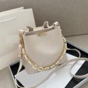 Sac à main pour femmes en forme de sac Anse en chaîne en gros maillons Longue bandoulière à porter sur l'épaule Étiquette dorée en cuir PU 3