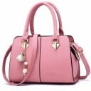 Sac à main pour femmes et à porter à l'épaule avec une bandoulière réglable Cuir synthétique Quincaillerie dorée avec un pendentif décoratif 5
