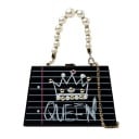 Sac à main rigide pour femme 23 x 20 x 6 cm Impression de papier à lignes avec couronne et inscription Queen Anse en perles Chaîne dorée 2