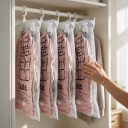 Sacchetto di stoccaggio sottovuoto appeso per abbigliamento con gancio per 5 grucce, 110 x 70 cm, PE+PET, trasparente, organizzatore per armadio per giacche e cappotti 4
