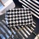 Sacoche pour femme avec rabat et motif pied de poule Sacoche noire et blanche en bandoulière sur une sangle en chaîne 20 x 16 x 9 cm 1