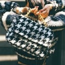 Sacoche pour femme avec rabat et motif pied de poule Sacoche noire et blanche en bandoulière sur une sangle en chaîne 20 x 16 x 9 cm 2