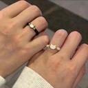 Sada 2 ks pružných korálkových prstenů s motivem kočky, černá a bílá varianta v páru, jemné hravé doplňky pro dvě osoby 4