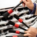 Sada 5 detailingových štětců na čištění auta, délky 20,5-24 cm, šíře štětin 2-4 cm, plastová rukojeť, červená objímka, černé štětiny 6