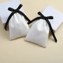 Sada látkových sáčkov 10 ks 7×9 cm zatahovacie na stužku textilné sáčky biele s čiernou stuhou na balenie darčekov 3