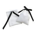 Sada látkových sáčků 10 ks 10×15 cm zatahovací na stužku textilní sáčky bílá s černou stuhou na balení dárků 1