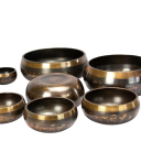 Sæt af tibetanske syngeskåle 8,5 cm med tibetisk skrift, pude og læderpinde til meditation, yoga, afslapning, healing af chakraer og bøn 8