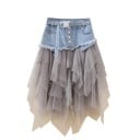 Saia feminina com assento de denim azul claro e saia de tule em camadas Pontas irregulares Cinto com fivela Bainha desfiada Denim e poliéster 1