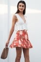 Saia floral feminina em estilo boho Saia curta vermelha com volantes e cintura elástica Grandes flores brancas Poliéster Moda leve de verão 3