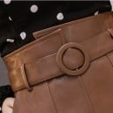 Saia justa feminina em pele sintética com cintura alta e cinto Fenda central na frente Duas bolsos frontais Comprimento até aos joelhos 3