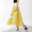 Saia longa em A para senhora com padrão floral amarelo Estrutura plástica sobre fundo branco Poliester Comprimento abaixo do joelho 2