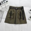 Saia mini feminina com grandes bolsos e cinto Fecho éclair ao longo da frente Bolsos com fivelas Cintura alta franzida Corte em A 2