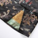 Saia mini feminina com rasgo em estilo oriental. Tecido preto brilhante com padrão de dragões e fénixes. Botão em nó decorativo. Poliéster 5