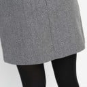 Saia mini feminina elegante com corte ligeiramente em A e cintura embutida. Tecido de algodão e poliéster com superfície levemente 5