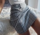 Saia mini xadrez feminina com correntes e anel metálico Xadrez cinza com riscas pretas e brancas Corte ligeiramente evasé 2