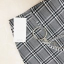 Saia mini xadrez feminina com correntes e anel metálico Xadrez cinza com riscas pretas e brancas Corte ligeiramente evasé 4