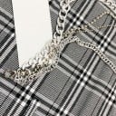Saia mini xadrez feminina com correntes e anel metálico Xadrez cinza com riscas pretas e brancas Corte ligeiramente evasé 5