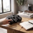 Sammenklappelig mini drone med dual 8K HD kamera 9,5 x 9,5 x 3 cm Fjernbetjening med opbevaringsplads til dronen Foran lys Sort Til luftoptagelser 5