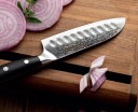 Santoku-veitsi, valmistettu Damaskoksen teräksestä C293 4