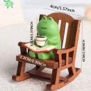 Sapo decorativo na cadeira de baloiço com livro e chávena 6 × 4 × 2,3 cm Figura em resina para mesa ou prateleira 2