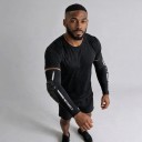 Schützer für Ellenbogen für Motorrad und MTB mit geformtem Schutzschild in elastischem Sleeve über Unterarm und Arm in Schwarz für Motorradfahrer 3
