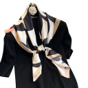 Sciarpa quadrata da donna 90 x 90 cm Motivo floreale Accessorio elegante e leggero in poliestere Sciarpa stilosa con delicato motivo floreale per uso quotidiano e occasionale 3