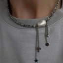 Šedý korálkový náhrdelník s nepravidelnými korálky, velkou perleťově lesklou kapkou, křížkem, srdíčkem a malým amuletem 2