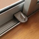 Segurança para janela deslizante com botão rotativo Colocação na calha Plástico ABS Cor cinza-escura Dimensões 6 x 3,7 x 2,3 cm 5