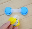 Seguro de seguridad infantil para muebles Cinturón flexible y transparente con tapas abatibles Almohadillas adhesivas de espuma Plástico 4