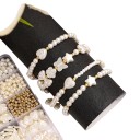 Set aus 800 Perlen Weiße und goldene Perlen Verschiedene Formen und Größen Leichte hypoallergene Kunststoffperlen zur Herstellung von Armbändern, Halsketten und Ohrringen 2