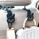 Set aus zwei Autohaltern in Form eines Katzenkopfes für die Kopfstütze, als würde eine Katze eine Tasche, Brille oder Kleidung im Mund halten 4
