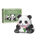 Set de construcție drăguț pentru copii în formă de panda, care stă și ține o floare roz cu frunză în lăbuțe, 449 de piese, construcție creativă 1