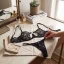 Set di biancheria intima da donna con reggiseno in pizzo con ferretto e cuore metallico al centro e perizoma con spalline regolabili ai lati 2