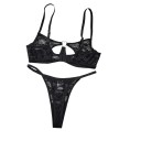 Set di biancheria intima da donna con reggiseno in pizzo con ferretto e cuore metallico al centro e perizoma con spalline regolabili ai lati 3