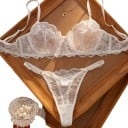 Set di biancheria intima in pizzo bianco con reggiseno con ferretto e fiocchetto tra le coppe e perizoma con spalline regolabili sui lati 1