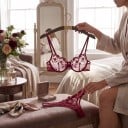 Set di lingerie trasparente bordeaux con reggiseno con ferretto e culotte con fiori ricamati e cuoricino tra i coppe 2