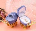 Sieradenkistje in de vorm van een kinderwagen voor een ring of ketting 8,2 × 6,2 × 4,2 cm fluwelen sieradendoosje blauw met gouden onderstel 2