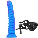Silikoninen dildo, jossa on harjanteet, mitat 22 x 4 cm, imukuppi ja strap-on-valjaat, huomaamattomasti pakattuna. 2