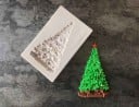 Silikónová 3D forma na pečenie v tvare vianočného stromčeka s hviezdou a darčekmi Snadné tvarovanie a vybratie výrobku Rozmer formy 7,8 x 5 cm 3