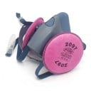 Silikónová polomaska 7502 s filtrami 2097 a ochrannými okuliarmi Filtrácia 99,97 % Šedomodrá Na lakovanie brúsenie aj zváranie v dielni 5